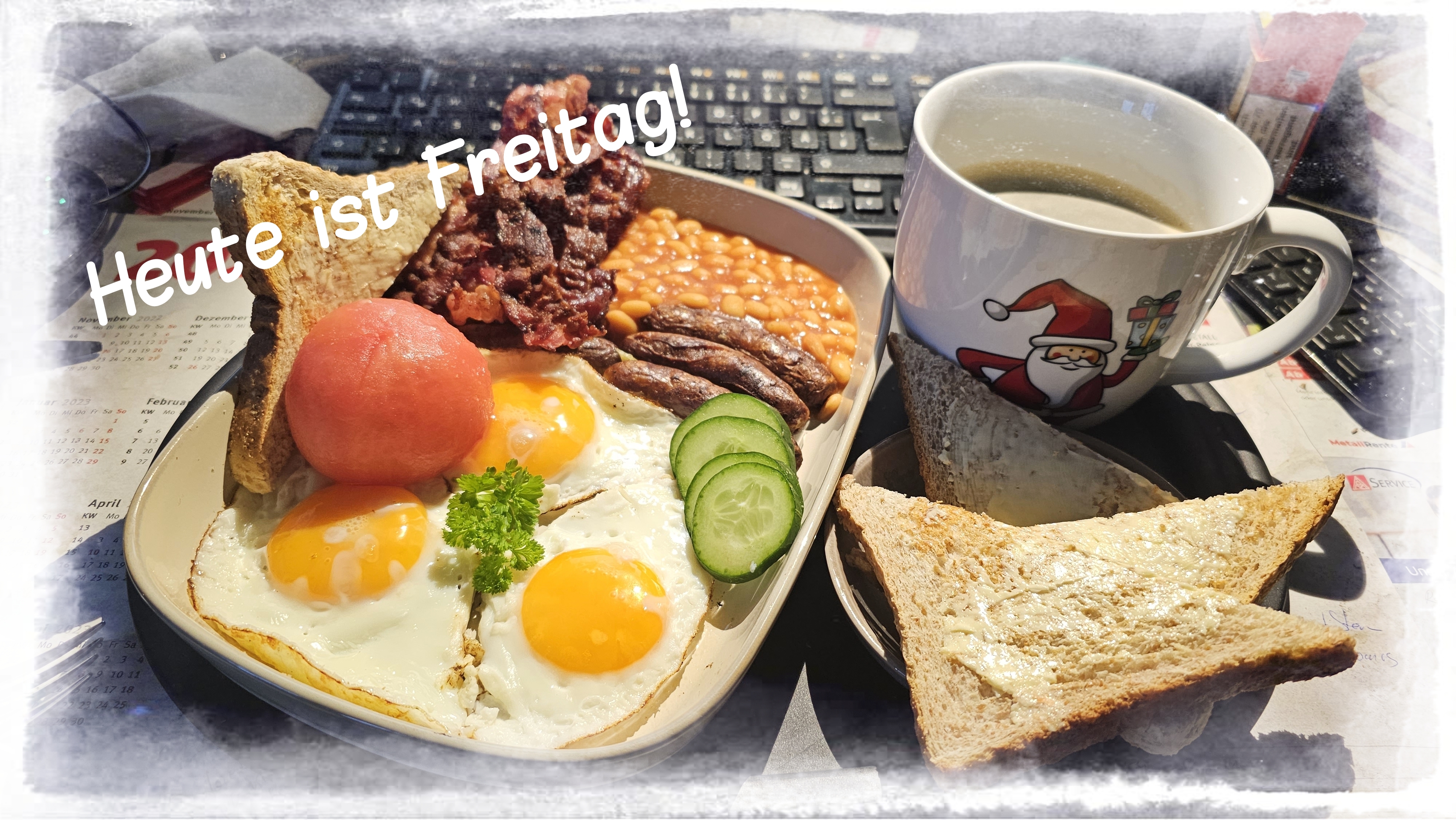 Englisches Frühstück mit Spiegelei, Bohnen und Wurst